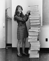 Margaret Hamilton se tenant auprès du code du logiciel de navigation qu'elle (…)