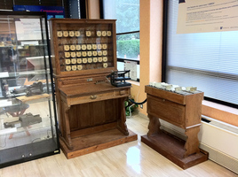 Machine d'Hollerith, première machine mécanographique. Une merveille.