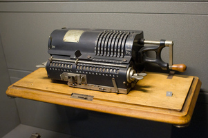Machine à calculer type Odhner "La Dactyle", début XXe siècle (Construite (…)