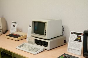 Le tout premier IBM PC. Si vous passez, venez sous-peser le clavier