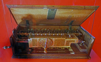 Calculatrice mécanique de Leibniz (original). Première machine de l'histoire (…)