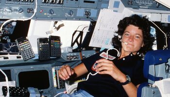 L'astronaute Sally Ride accompagnée de 3 calculatrices scientifiques de (…)
