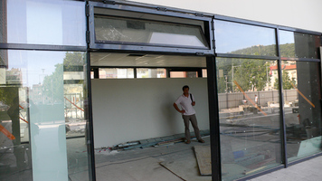 L'entrée commune à la bibliothèque et au batiment SJA3