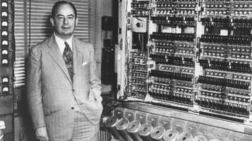 Le mathématicien John von Neumann devant l'EDVAC